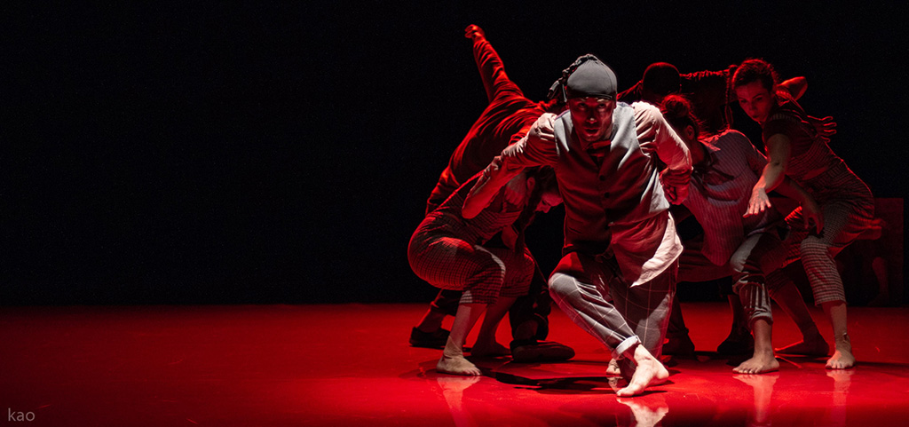 photo de danse dans un rouge profond.