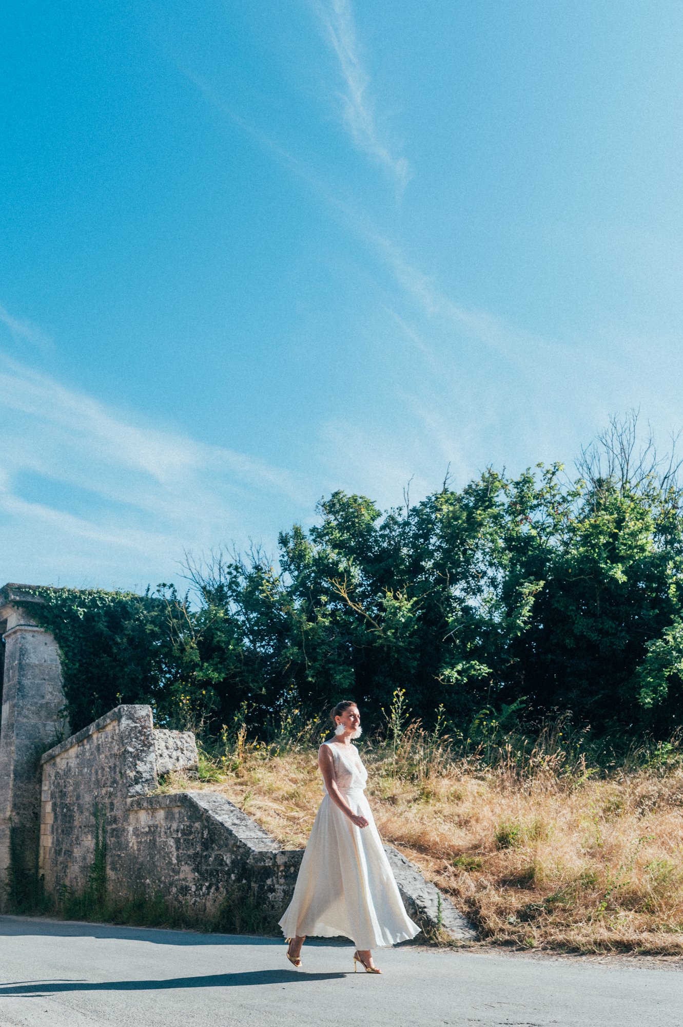 Mariage — jeunes mariés dans un jardin