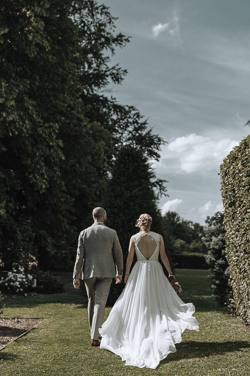 Mariage — jeunes mariés dans un jardin