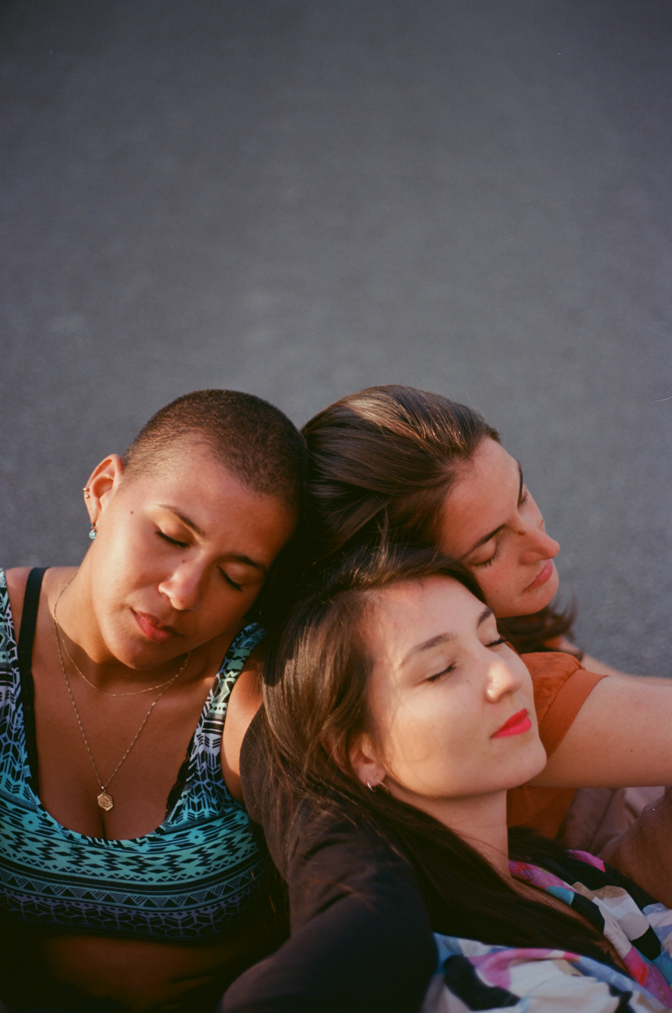 photo de trois amies assisent en fermant les yeux.